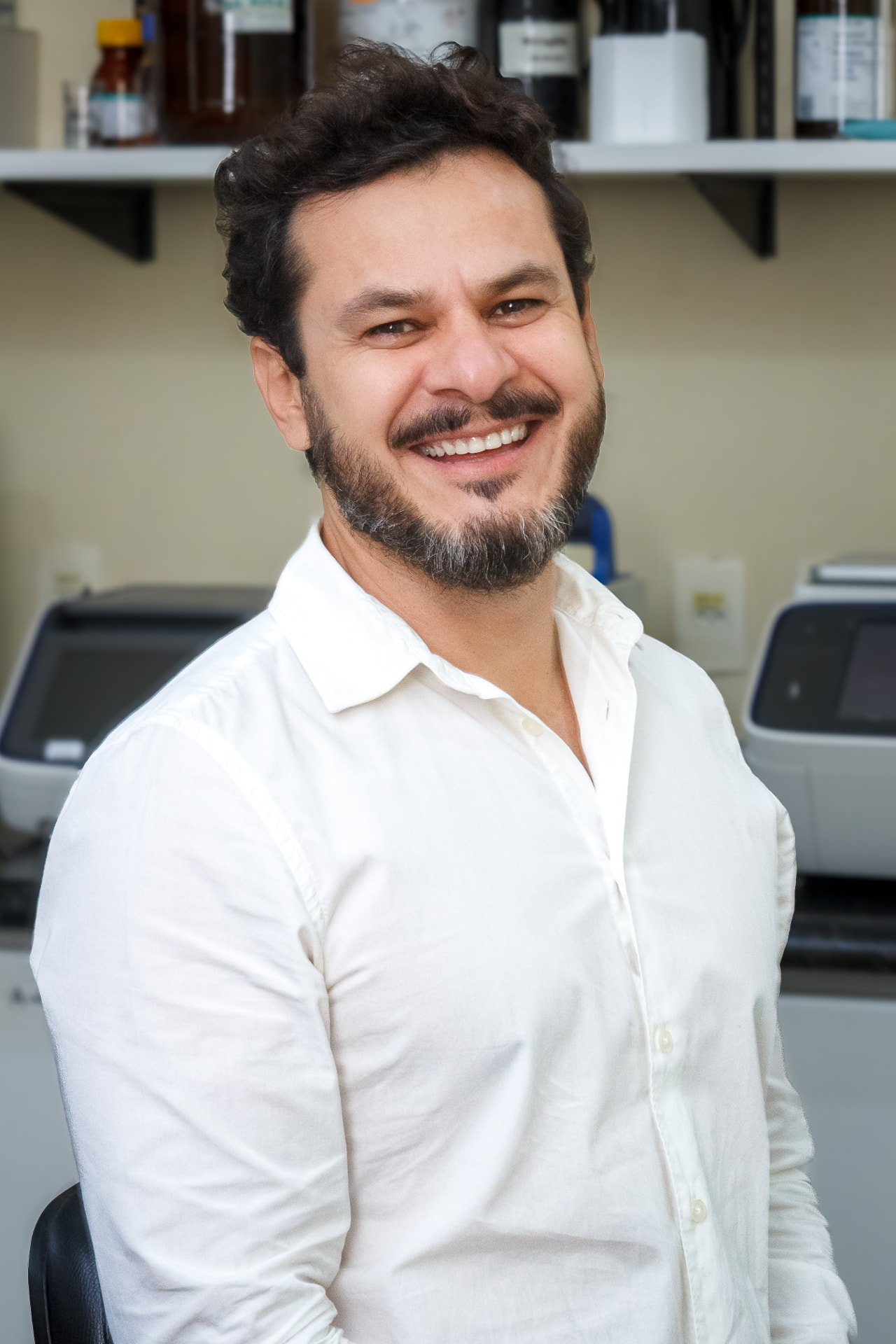 Retrato de Rodrigo Mendes em ambiente institucional