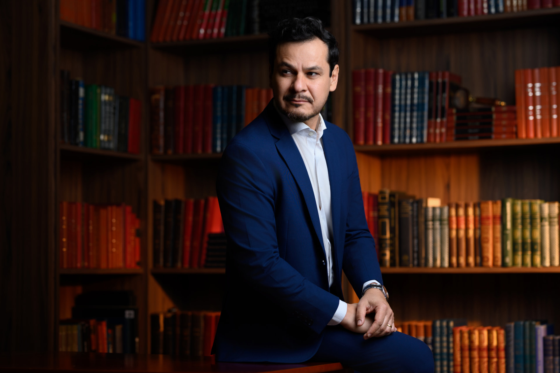Rodrigo Mendes em uma biblioteca